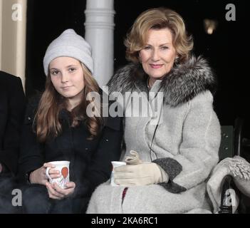 Oslo, Norwegen 20161220. Norwegens königliche Familie traf sich`s Weihnachtsfotoabend im Garten des Königlichen Palastes in Oslo, 20. Dezember 2016. Prinzessin Ingrid Alexandra und Königin Sonja trinken Glühwein aus Tassen Prinzessin Aride hat vor dem Pavillon im Royal Palace Park Ingwer-Schnappschüsse gemalt und gegessen. Foto: Lise Aaserud / NTB scanpix Stockfoto